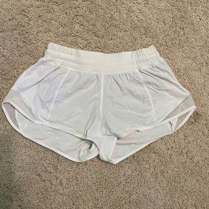 Lululemon white low rise 2.5 inch hotty hots size 4